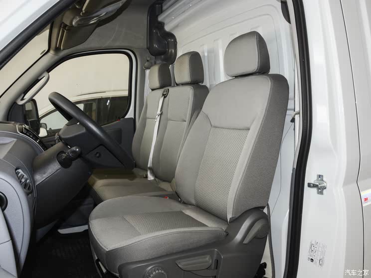 SAIC Chase SAIC Chase MAXUS V80 2021 2.0T manual classic city with 3 short-axis middle tops.