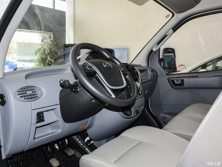 SAIC Chase SAIC Chase MAXUS V80 2021 2.0T manual classic city with 3 short-axis middle tops.