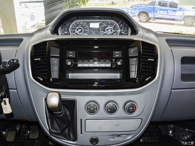 SAIC Chase SAIC Chase MAXUS V80 2021 2.0T manual classic city with 3 short-axis middle tops.