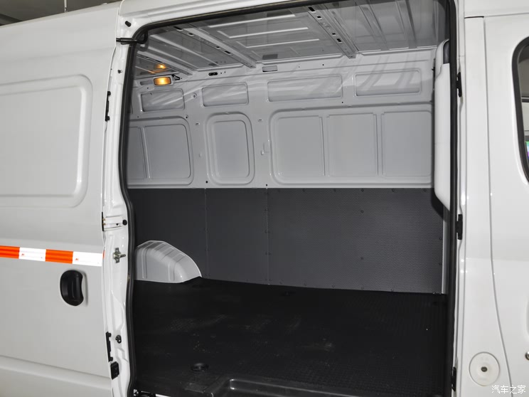 SAIC Chase SAIC Chase MAXUS V80 2021 2.0T Manual Classic City with 3 seats in the center of the long shaft.