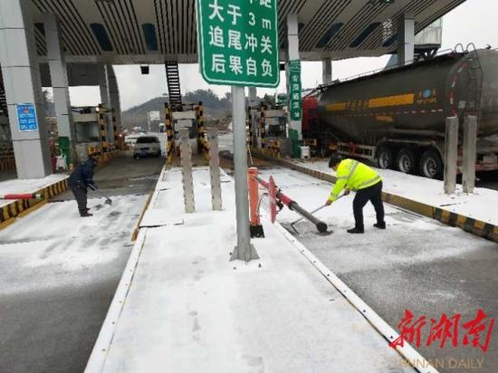 Jin Zhushan, the staff of Loudi Management Office, actively resisted ice shovels and kept snow smooth at the toll collection site, and the vehicles on the site passed in an orderly manner!