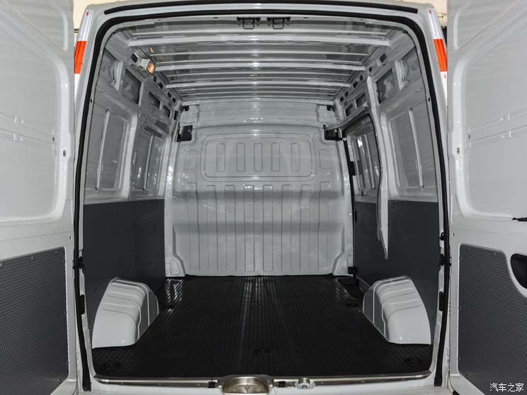 SAIC Chase SAIC Chase MAXUS V80 2021 2.0T manual classic city with 3 short-axis middle tops.