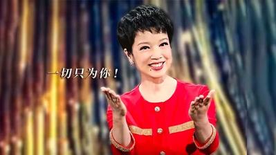 Huang Wei, the host of "Singing in Old Age"